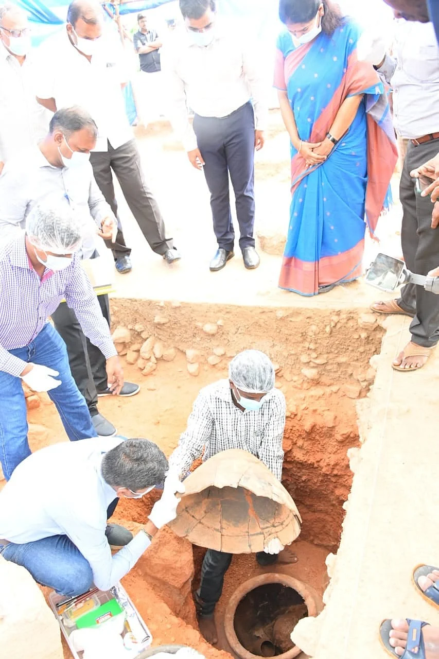 கனிமொழி முன்பு திறக்கப்பட்ட 2,500 ஆண்டுக்கு முந்தைய முதுமக்கள் தாழி
