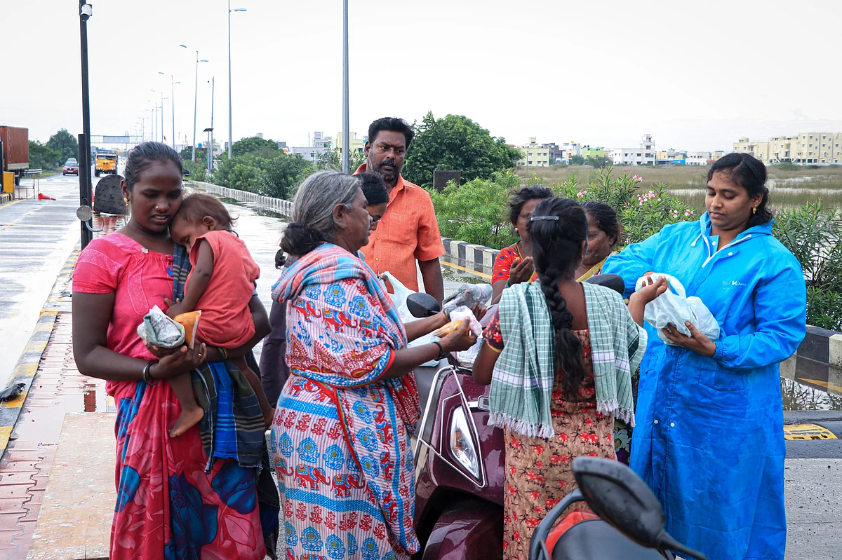 உணவு பொட்டலங்கள் வழங்கும் தன்னார்வலர்கள்