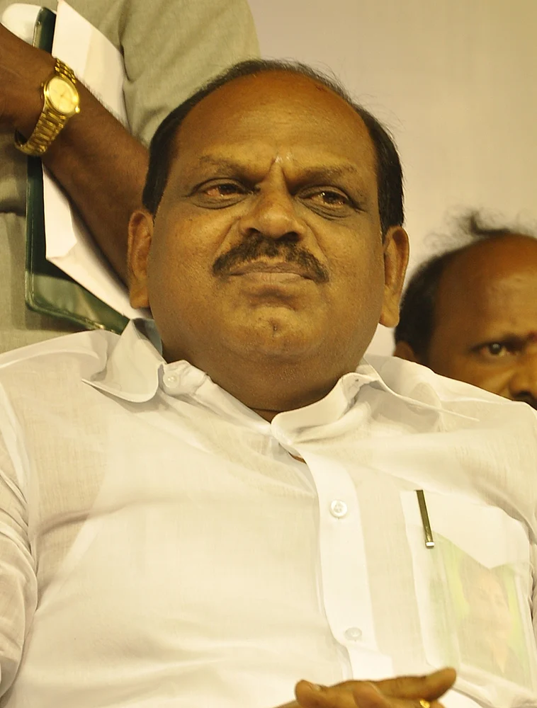 மிஸ்டர் கழுகு: வைத்தி ட்ரீட்மென்ட்... இரட்டையர்களுக்கு தூதுவிட்ட சசிகலா!