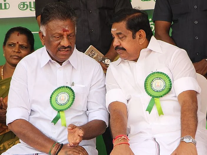 `ரூ.5 லட்சம் கேட்டார்; தாமதமானதால் கூட்டணிக்குக் கொடுத்துவிட்டார்! - முன்னாள் அமைச்சர்மீது புகார்
