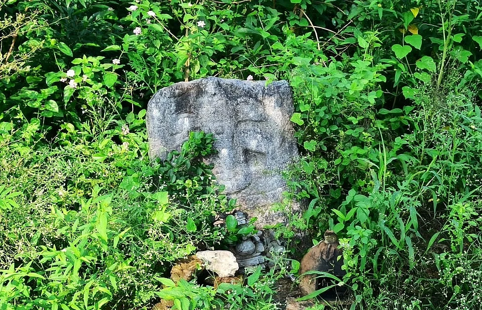 புதரில் கிடந்த பிள்ளையார் சிற்பம்