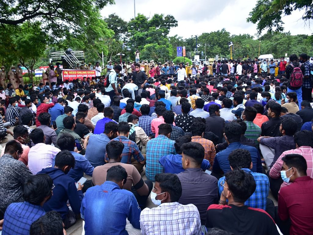 நீளும் கல்லூரி செமஸ்டர் தேர்வு சிக்கல்கள்... மாணவர்களின் எதிர்ப்பும் அரசின் பதிலும்!