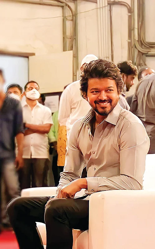 ஷாப்பிங்மாலைக் கைப்பற்றும் தீவிரவாதிகள்... காப்பாற்றும் விஜய்! - ‘பீஸ்ட்’ எக்ஸ்க்ளூசிவ்