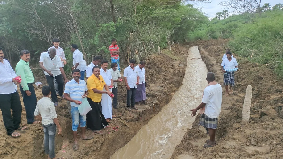 தண்ணீரை வரவேற்ற விவசாயிகள்