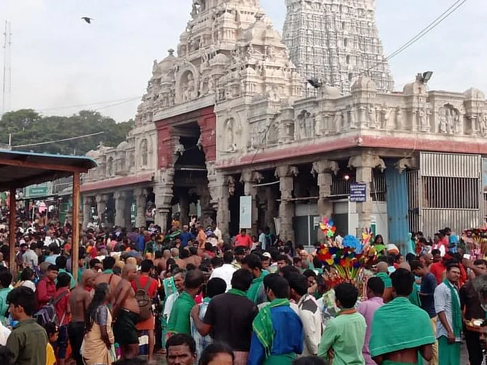 திருச்செந்தூர்: மழையால் சரிந்து விழுந்த கிரிப்பிராகார தடுப்புச்சுவர்... தவிர்க்கப்பட்ட விபத்து!