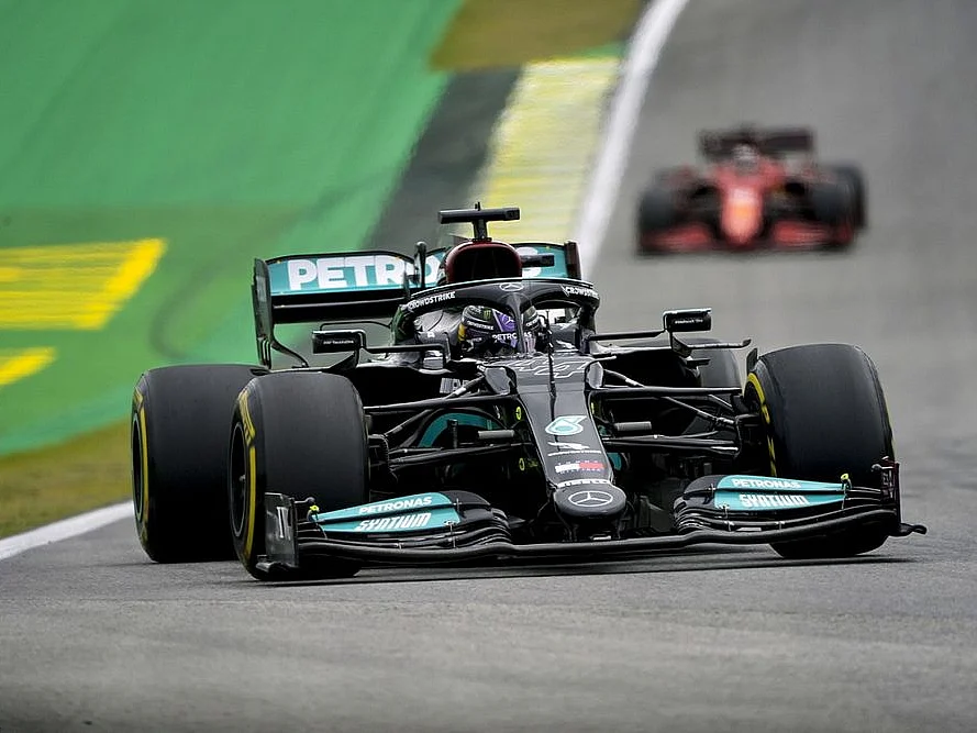 Brazilian GP: வேட்டையாடிய ஹாமில்ட்டன், 2ம் இடத்தில் வெர்ஸ்ட்டப்பன் - பரபர ரேசில் நடந்த திருப்பங்கள்!
