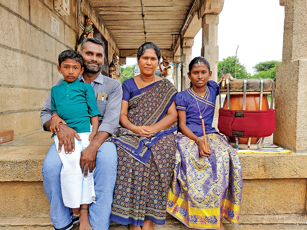 குடும்பத்தினருடன் நிஷாந்தினி