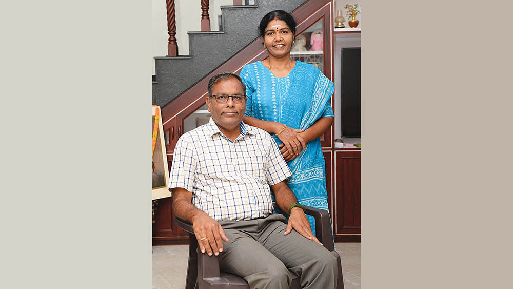 மனைவியுடன் செந்தில்குமார்
