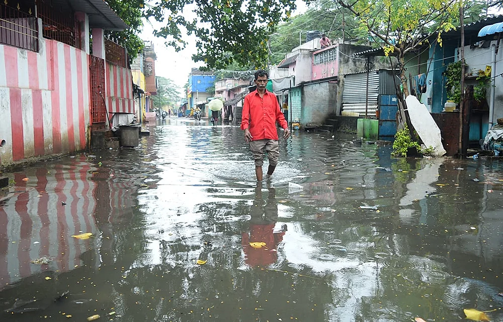 விடாது பெய்யும் தொடர் மழை... தத்தளிக்கும் தமிழகம்!