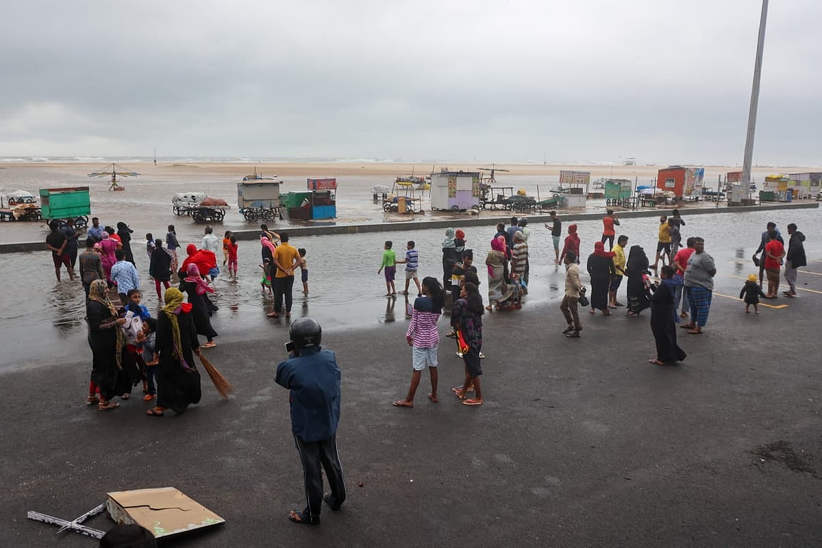 மெரினா கடற்கரைக்கு காற்று வாங்கச் சென்ற உணவக ஊழியர் - கத்தி முனையில் மிரட்டி பணம் பறித்த கும்பல்!