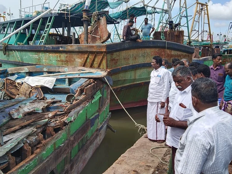 சீர்காழி: `பலத்த சூறைக்காற்று; சேதமடைந்த விசைப்படகுகள்!'