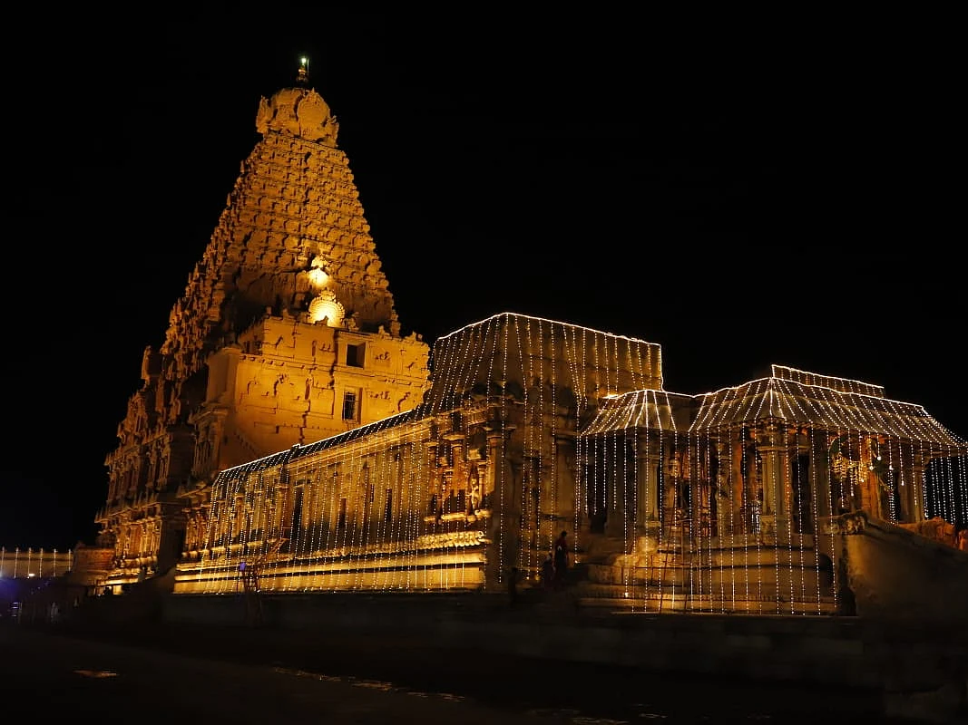 ராஜராஜ சோழன் 1036வது சதயவிழா: மின்னொளியில் ஜொலிக்கும் தஞ்சாவூர் பெரிய கோயில்!