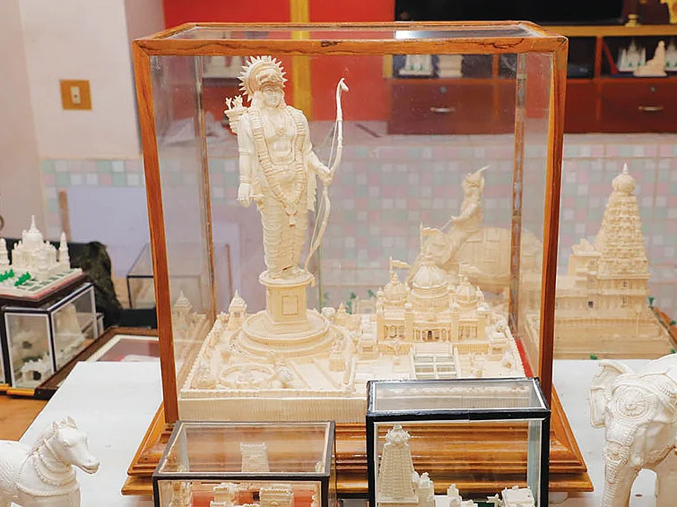 உலகம் முழுக்க விற்பனையாகும்
நெட்டிச் சிற்பமும் தஞ்சாவூர் தட்டும்..!