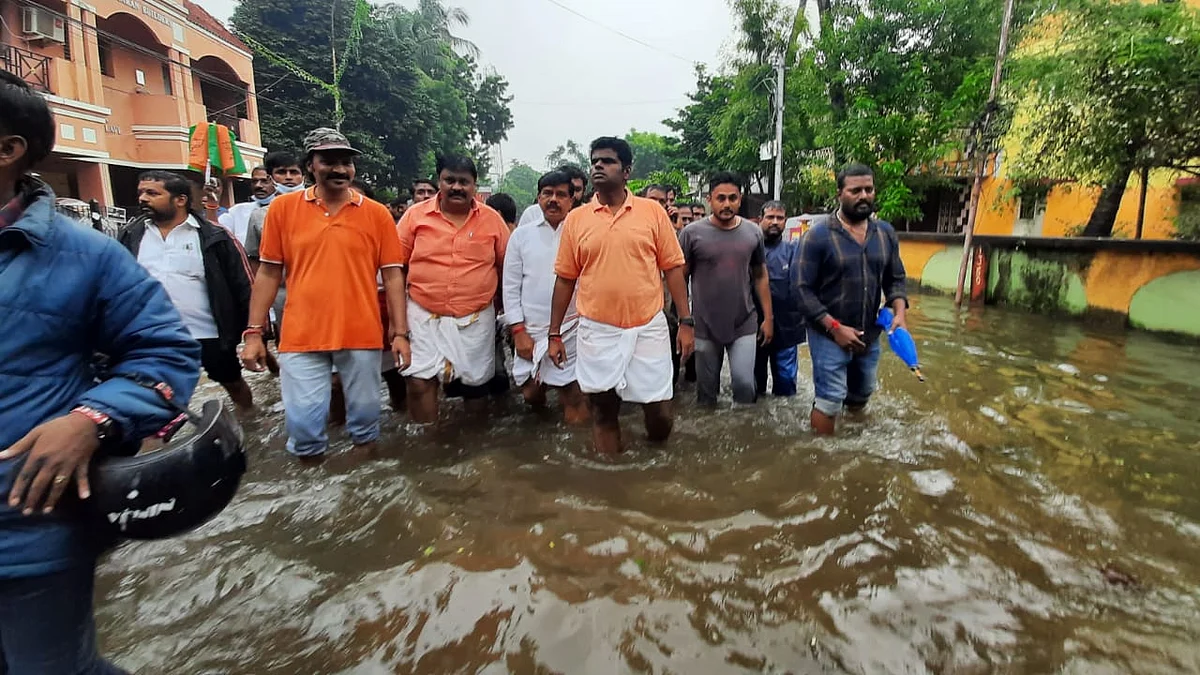 மழைநீரில் நடந்து செல்லும் அண்ணாமலை