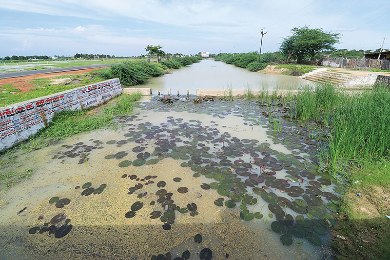 கிராமத்தின் பல இடங்களில் கிடைக்கும் மழைநீரை ஓரிடத்தில் சேகரித்தல்
