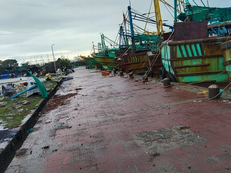 கனமழையால் உருக்குலைந்த கொள்ளிடம் கடைமடைப் பகுதி; தவிக்கும் தொழிலாளர்கள்!