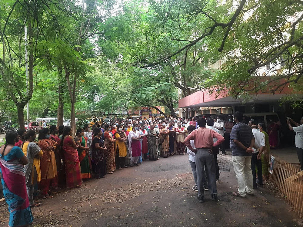 “தி.மு.க-வினர் நிறுவனங்களை ரெய்டு செய்தால், இடமாற்றமா?”