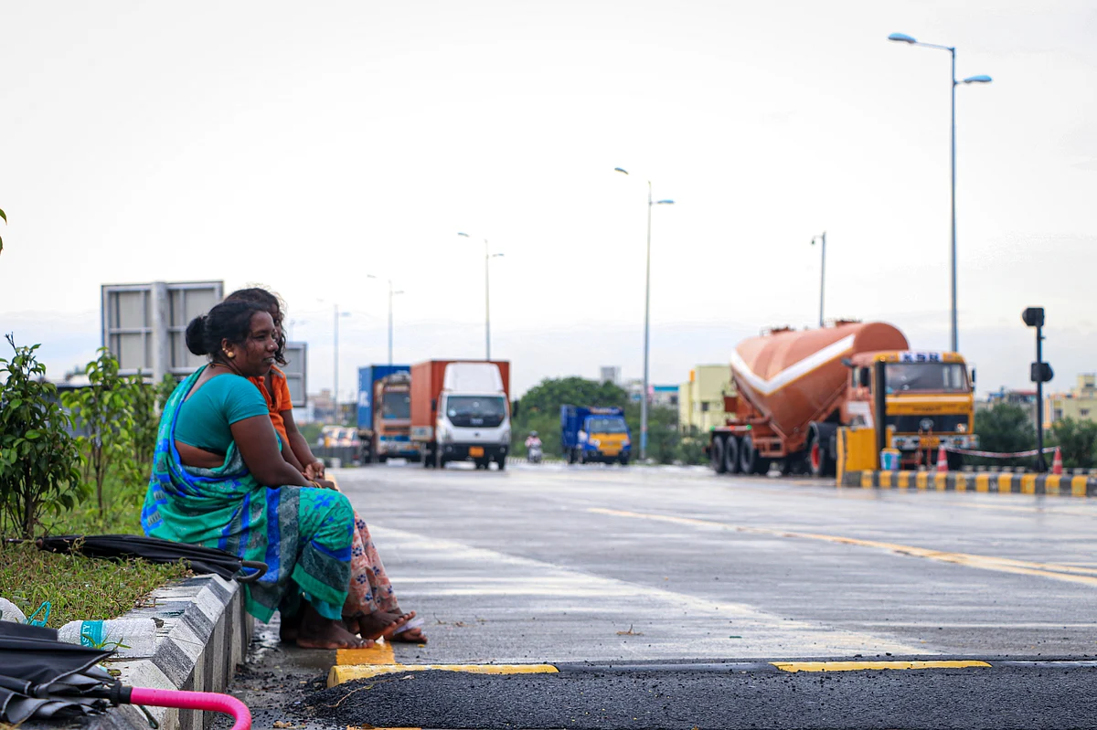 சுங்கச்சாவடியில் தஞ்சம் புகுந்திருக்கும் மக்கள்