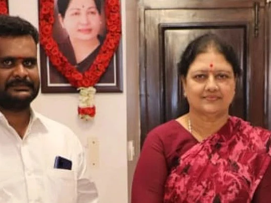 ``சசிகலாவுக்கு போஸ்டர் ஒட்டியதால் பயிர்க்கடன் வழங்க மறுக்கிறார்கள்!'' - குமுறும் அதிமுக நிர்வாகி