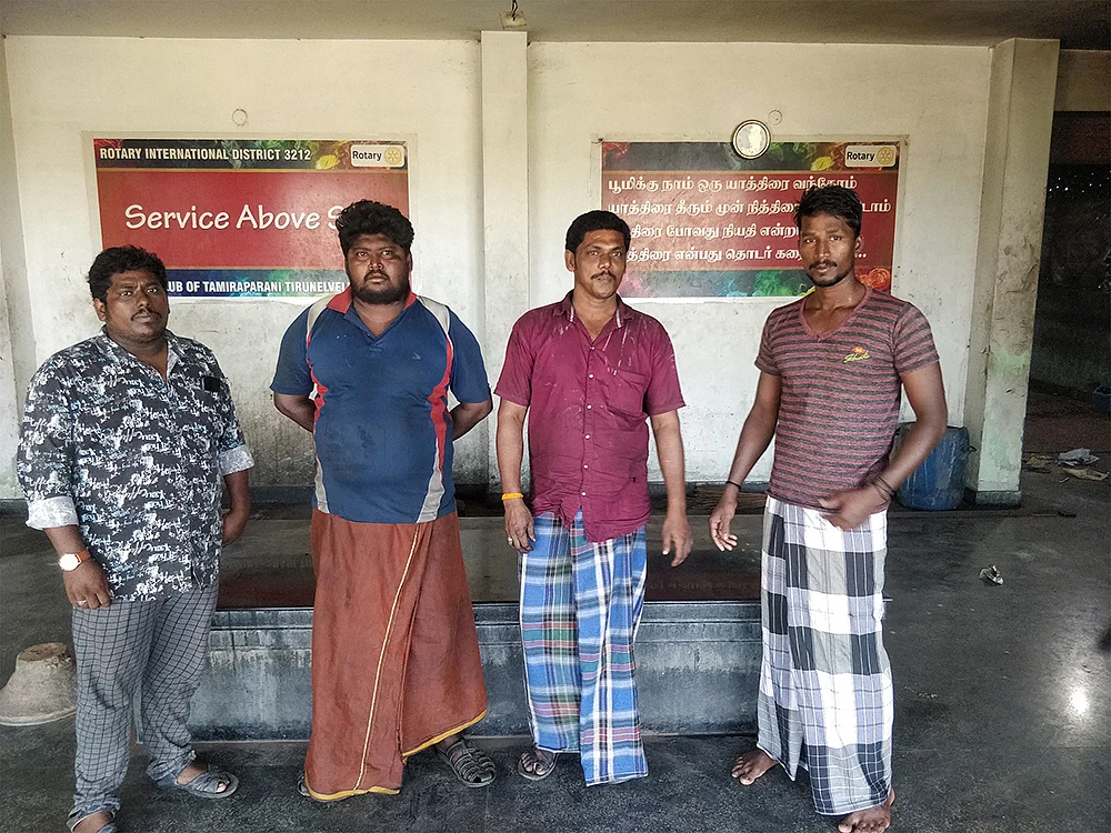 “அடையாள அட்டையே இல்லை... நாங்கள் முன்களப் பணியாளர்களா?”