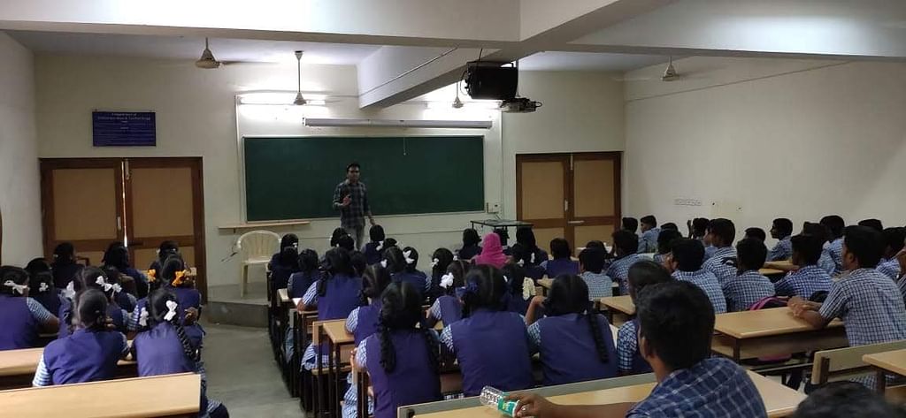 பயிற்சி பெறும் மாணவர்கள்