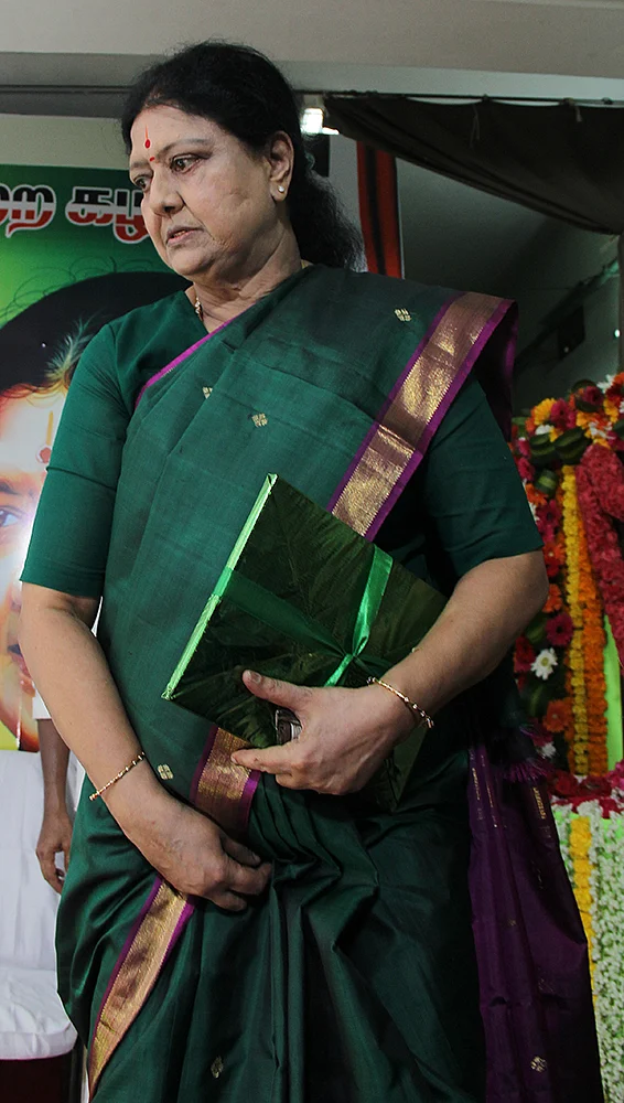 மிஸ்டர் கழுகு: வைத்தி ட்ரீட்மென்ட்... இரட்டையர்களுக்கு தூதுவிட்ட சசிகலா!