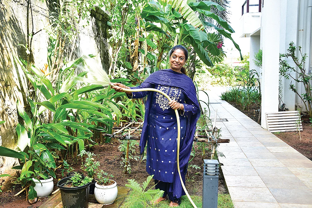 தண்ணீர் பாய்ச்சும் பணி