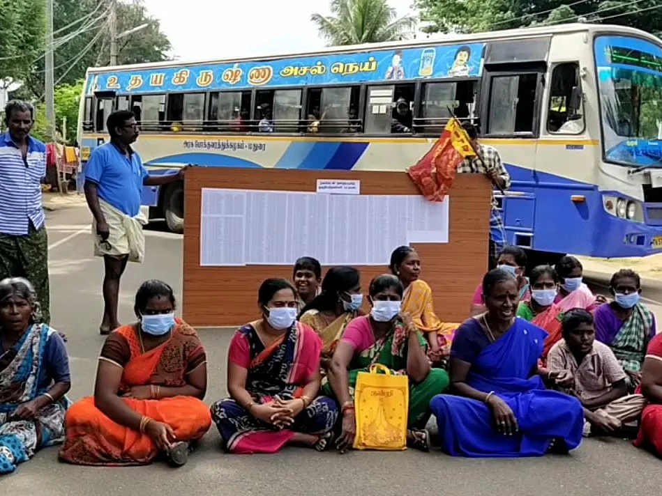 நகை கடன் தள்ளுபடியில் பாரபட்சம்; தட்டிக்கழிக்கும் அதிகாரிகள்; பெண்கள் சாலை மறியல்!
