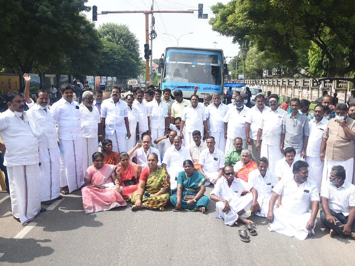 தஞ்சாவூர்: கூட்டுறவுச் சங்க துணைப்பதிவாளர் பணியிடமாற்ற சர்ச்சை!