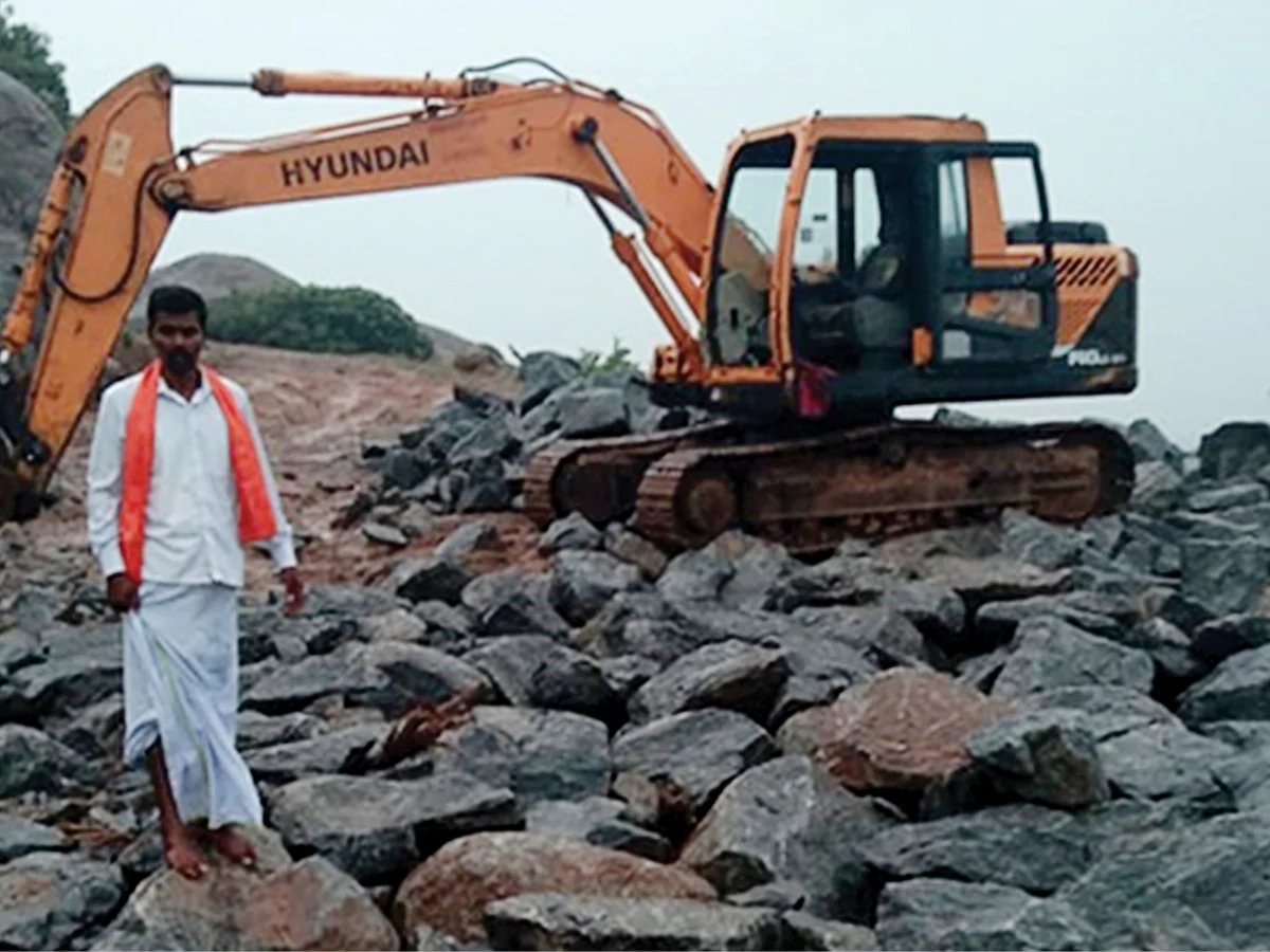 அனுமதியின்றி தகர்க்கப்படும் பாறைகள்... பின்னணியில் அமைச்சர் செஞ்சி மஸ்தானா?