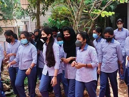 சமூக மாற்றத்தை ஏற்படுத்துமா பாலின சமத்துவ சீருடைகள்?