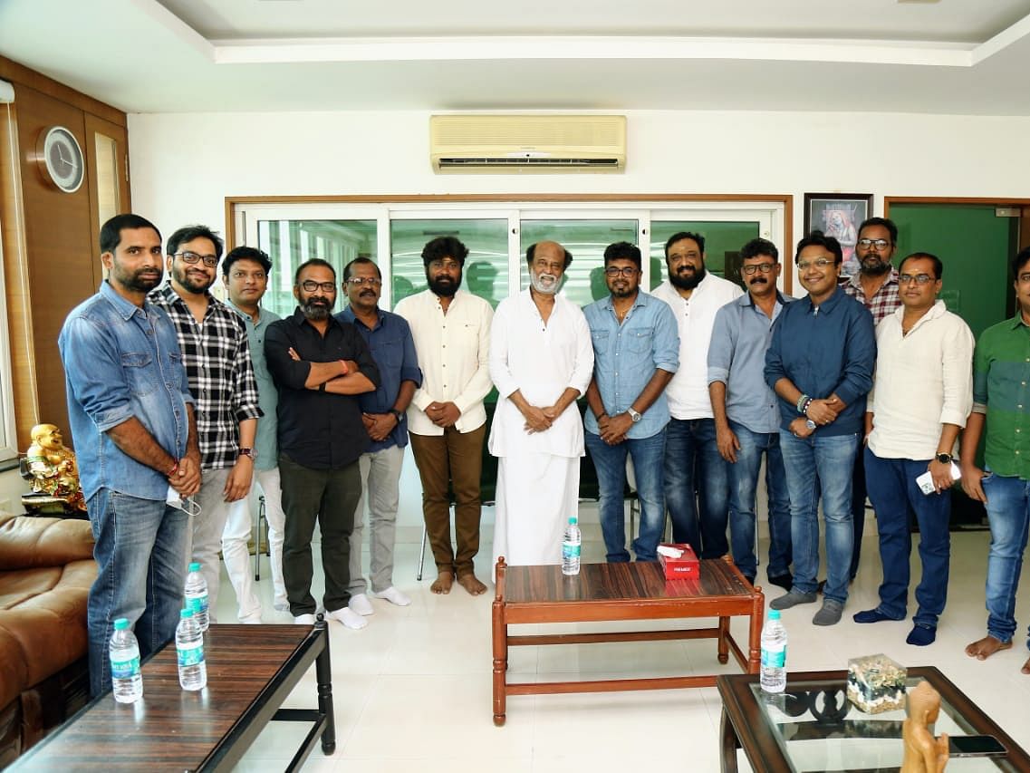 `அண்ணாத்த' 50வது நாள்: டெக்னீஷியன்களுக்கு தங்கச் சங்கிலி அணிவித்து நெகிழ்ந்த ரஜினி!