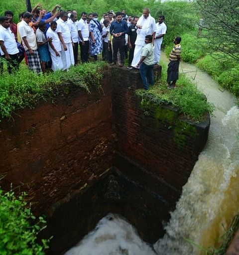 கிணற்றை பார்வையிட்ட சபாநாயகர் அப்பாவு மற்றும் ஆட்சியர் விஷ்ணு
