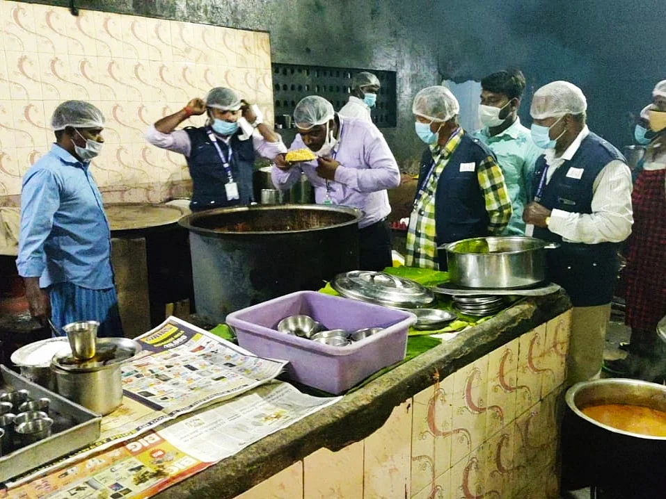 ஜூ.வி செய்தி எதிரொலி: விக்கிரவாண்டி பயணவழி ஹோட்டல்களில் உணவு பாதுகாப்புத்துறை அதிரடி சோதனை!