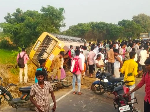 விழுப்புரம்: சாலையோர ஓடையில் கவிழ்ந்த அரசுப் பேருந்து! - பள்ளி மாணவர்கள் உட்பட 11 பேர் காயம்