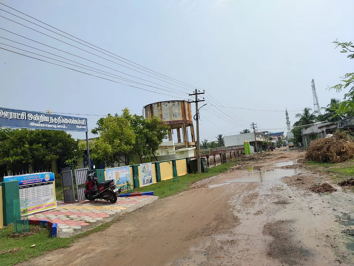 நீர்த்தேக்கத் தொட்டிக்கு அருகில் அரசுப் பள்ளி