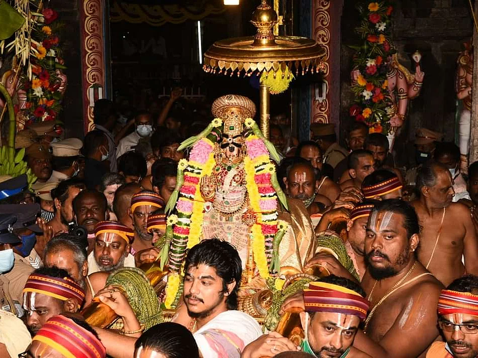 அதிகாலை 4.45 மணி; அதிர்ந்த
`ரெங்கா கோஷம்' - ஸ்ரீரங்கம் சொர்க்க வாசல் திறக்கப்பட்ட நொடிகள்!