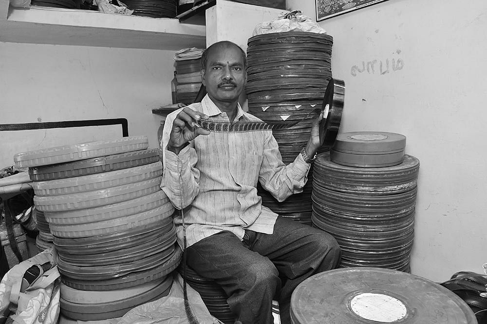 கலைநகரத்தில் கலக்கல் ரசிகர்கள்!