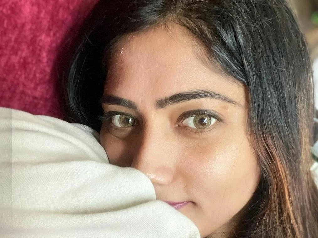 ``ஜூலியோட காதலன் நானில்லை" - வைரலாகும் போட்டோவிலிருக்கும் இளைஞன் விளக்கம்!