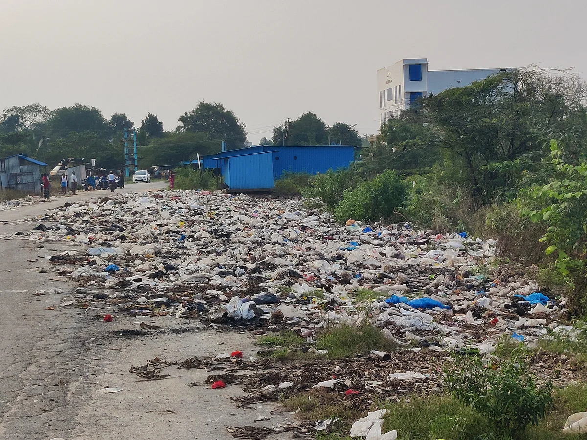 திருவள்ளூர்: திறந்தவெளியில் கொட்டப்படும் குப்பைகள் - நோய் பாதிப்பு அபாயத்தில் பொதுமக்கள்!