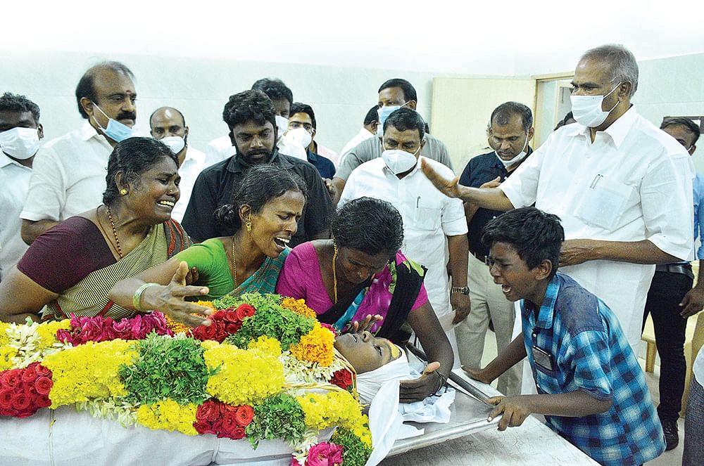 அஸ்திவாரம் இல்லாத சுவர்கள்... மனசாட்சி இல்லாத மனிதர்கள்... அலட்சியத்துக்கு பலியான மூன்று உயிர்கள்!