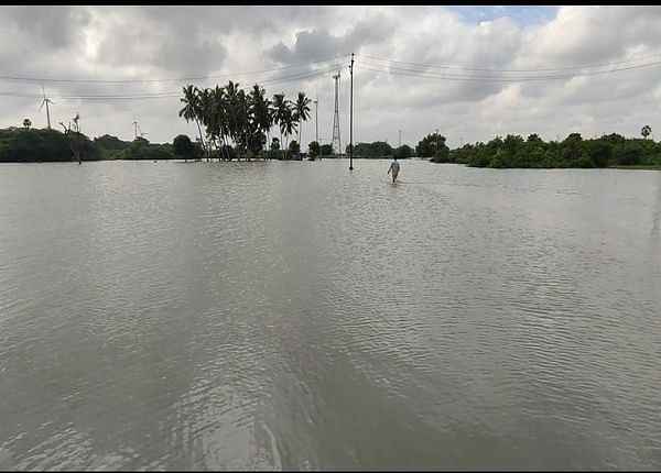 அதிசய கிணற்றை குளம் போல் சூழந்த உபரிநீர்
