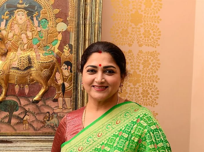 `மகள்கள், வார்ட்ரோப் ஷேரிங், பாட்டி - பேத்தி உறவு!' - அம்மா குஷ்புவின் பர்சனல் பக்கங்கள்