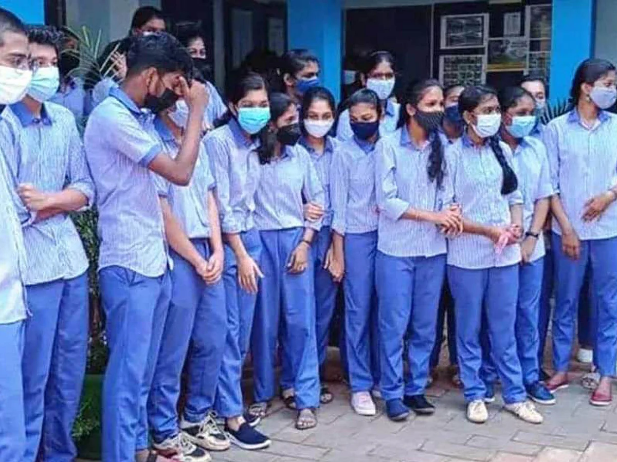 ஆடை திணிப்பா, சமத்துவத்தின் அச்சாரமா?!