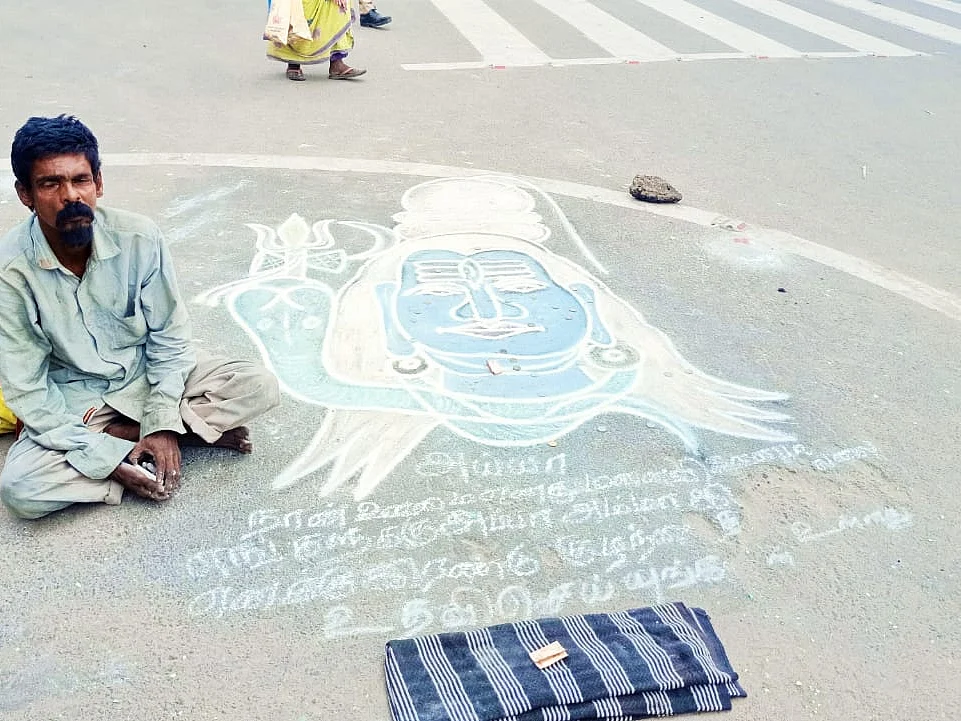 "வண்ணங்களால்தான் என் வாழ்க்கை நகர்கிறது" - மாற்றுத்திறனாளி ஓவியரின் தன்னம்பிக்கைக் கதை!