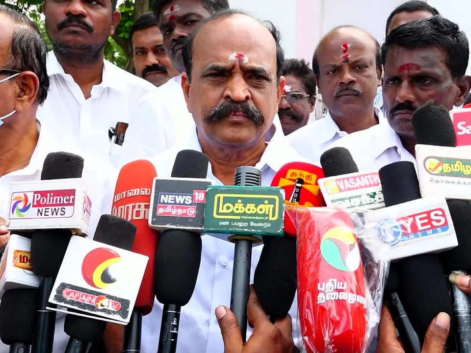 ``சசிகலா, தினகரனை அதிமுக-வில் இணைப்பது என்பது நடக்காத காரியம்!" - கடம்பூர் ராஜூ காட்டம்