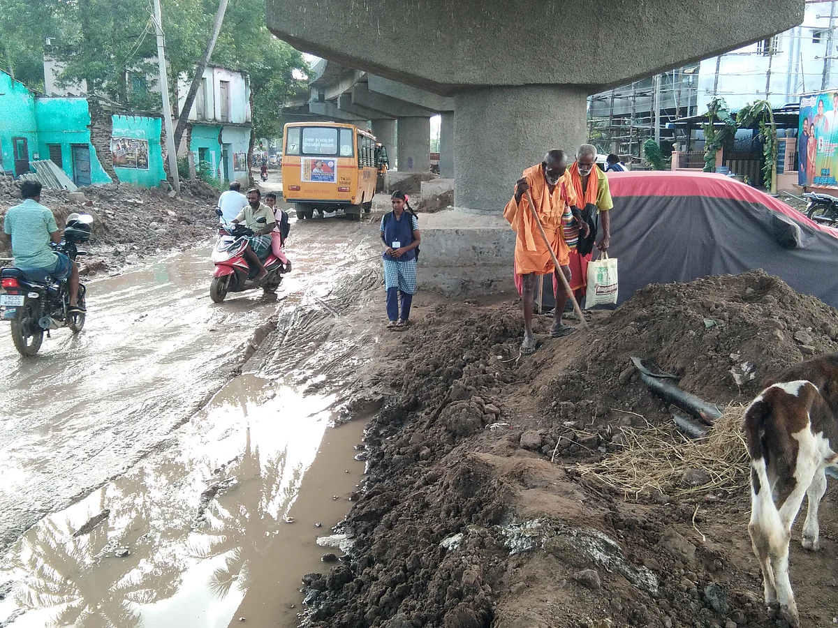 மதுரை: ஆட்சி மாறியும் காட்சி மாறவில்லை... நிறுத்தி வைக்கப்பட்டுள்ள பாலம் வேலை! - தவிக்கும் மக்கள்
