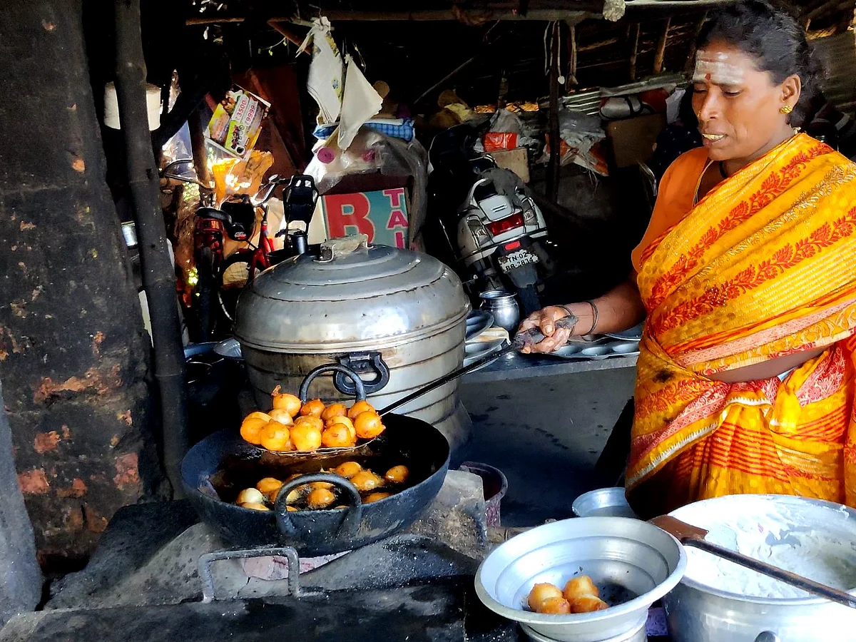 `ஒரு ரூபாய் விலை; `ஓஹோ'ன்னு சுவை!' - மங்கா அக்காவின் கடை சூடான போண்டா கதை