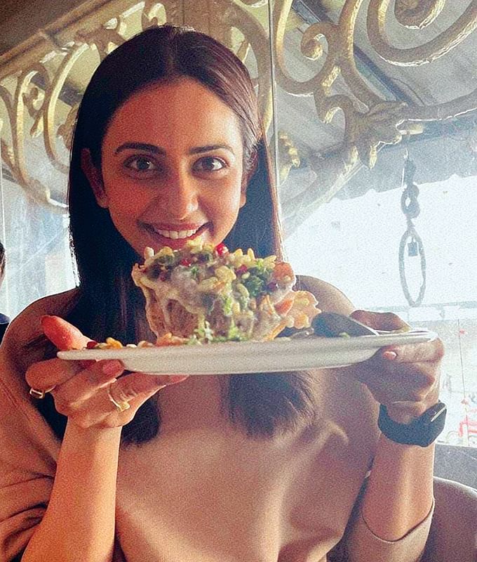 rakulPreet: கேக் தின்ன ஆசையா!