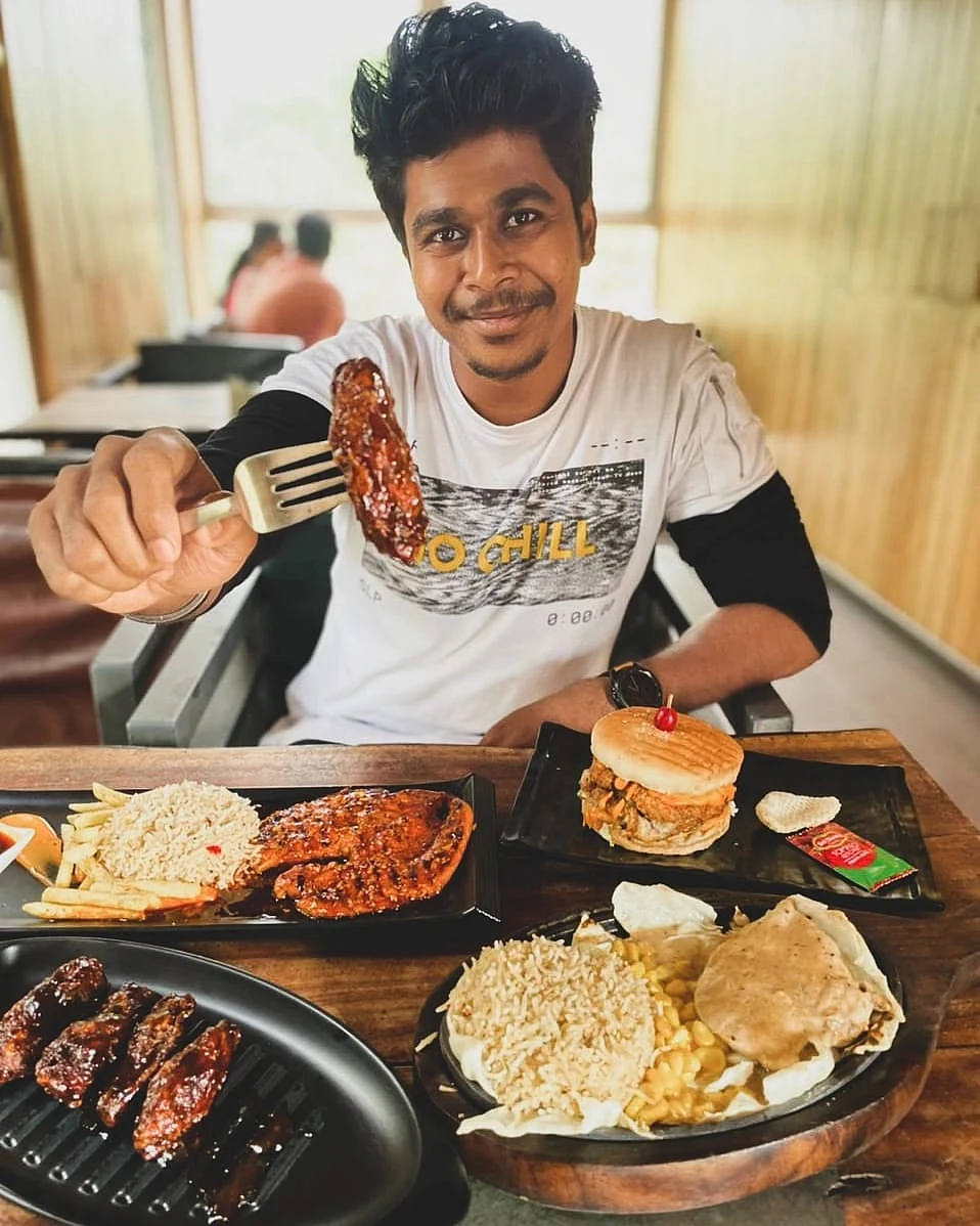 ட்வின்ஸ் ஃபுட் ரிவ்யூவர்கள்